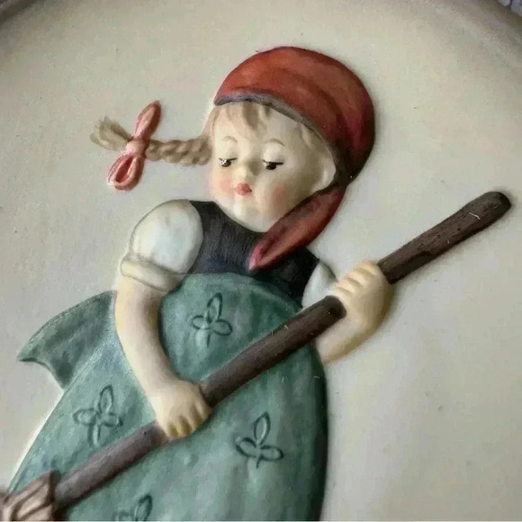 Vintage 1987 Goebel Hummel  "Little Homemakers" West Germany 4" Decorator Plate - Picture 2 of 10